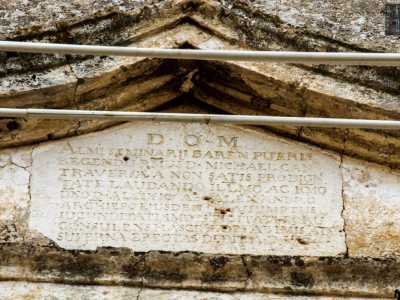 ...� possibile scorgere un�epigrafe coperta da cavi elettrici: riporta in latino la menzione dell�anno di fondazione e la sua funzione di seminario per i giovani baresi